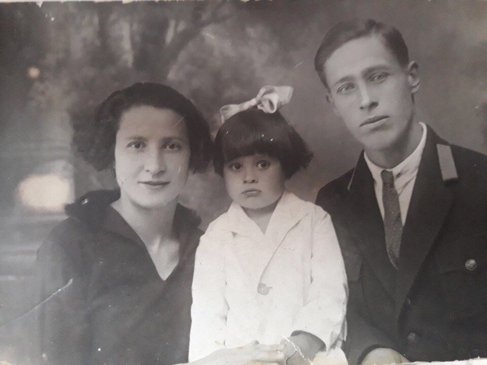 Василий Павлович со своей женой Марией Алексеевной и старшей дочерью Майей