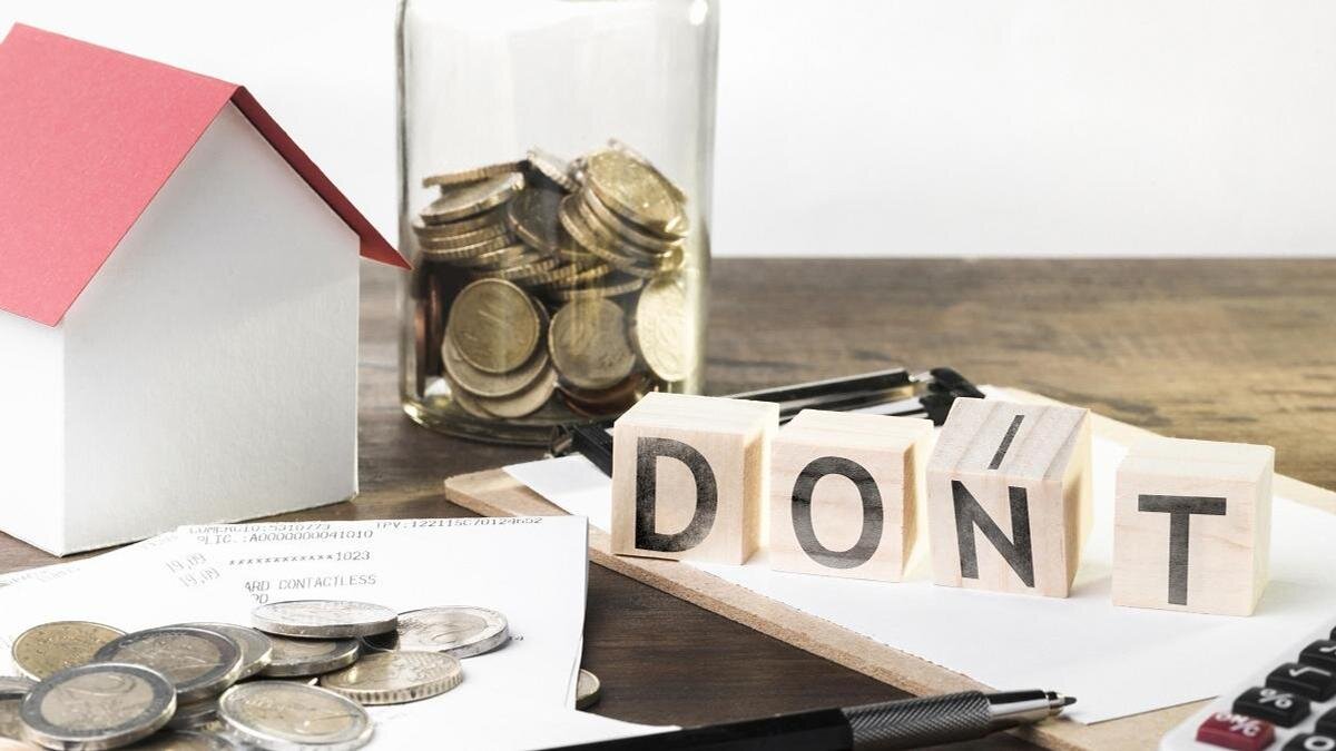    Монеты лежат в банке и на столе:freepik.com