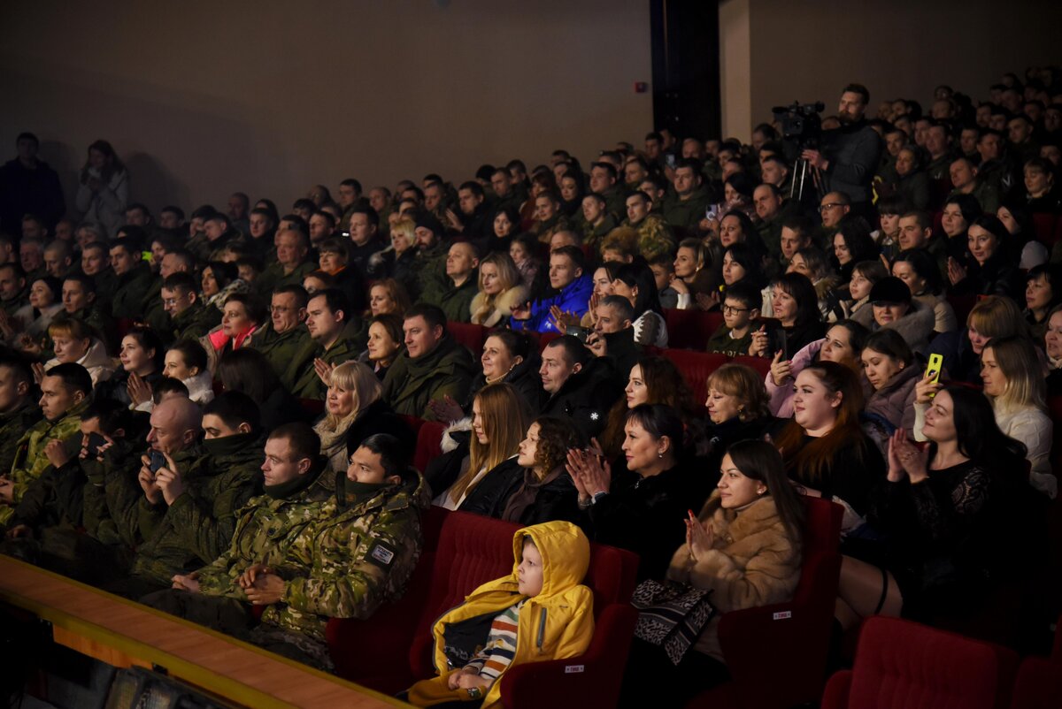 Шаман на праздничном концерте