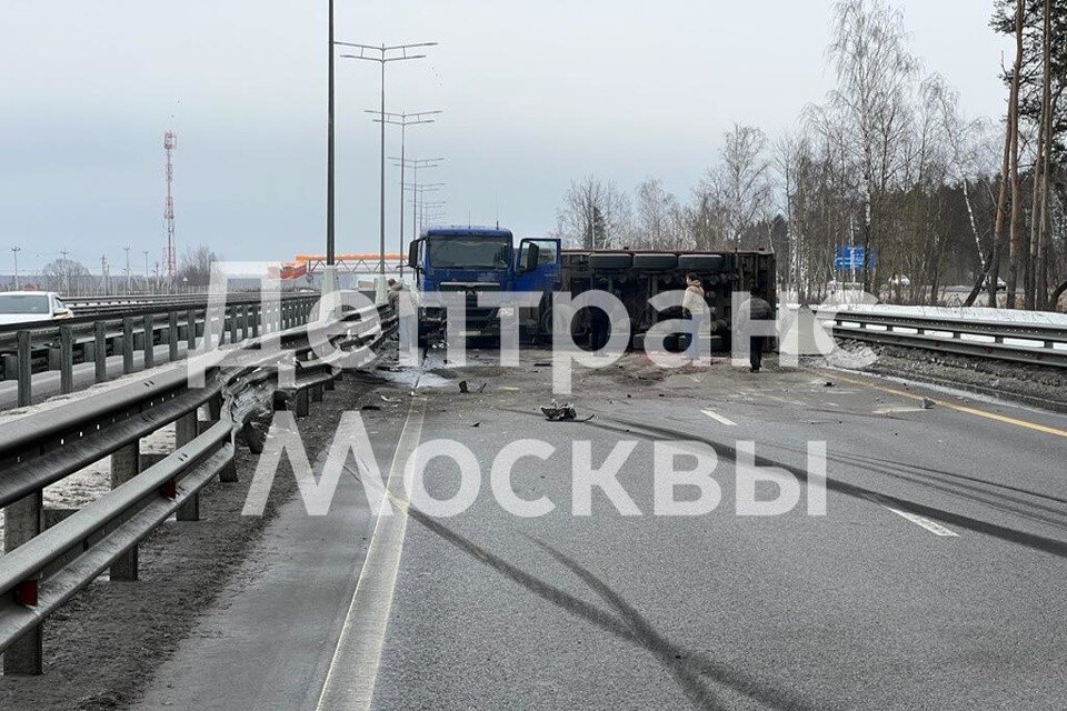     Попавший в ДТП грузовик перекрыл дорогу на ЦКАД  Департамент транспорта Москвы