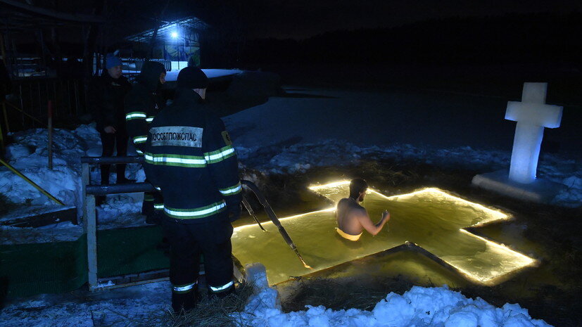 крещенская купель. крещенские купания 2021 московская область. купель на крещение. крещенские купания девушки. крещение прорубь 2023.