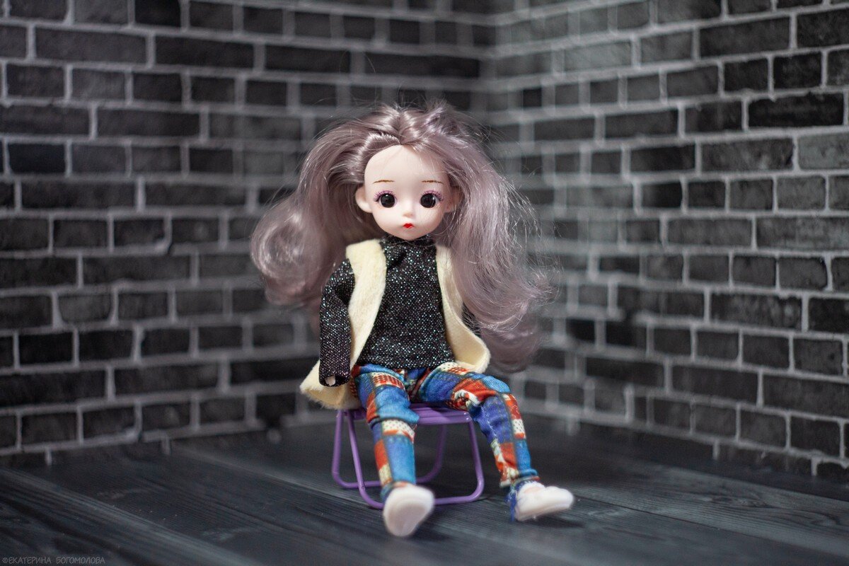 Кукла дочки стоять отказалась, пришлось дай ей стульчик. Но смотрится тоже симпатично.