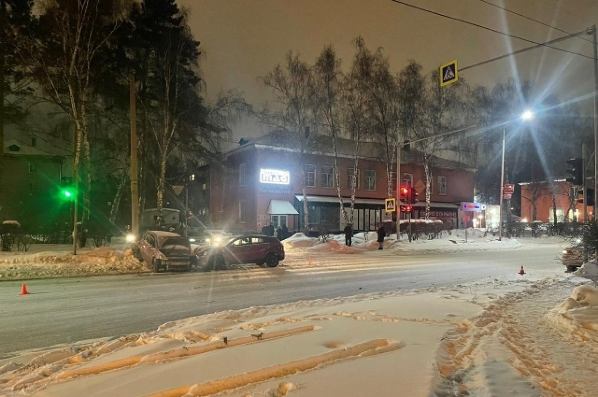    В Новосибирске 4 человека пострадали в массовом ДТП из пяти автомобилей