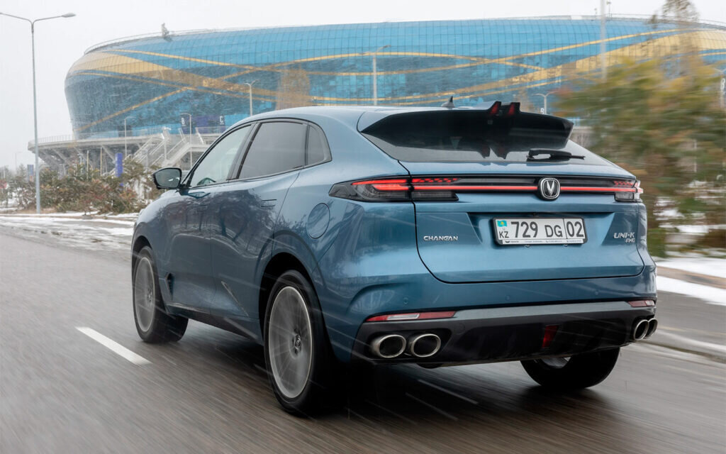    Выставленные напоказ гигантские патрубки – приятный для петролхэда «плевок» в сторону фанатиков экологичности, придумавших скрытую установку выхлопа за бампером