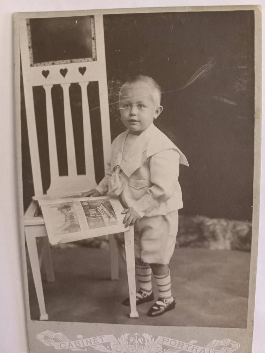 Обратите внимание на обувь маленького Коли - застежки на одну сторону!