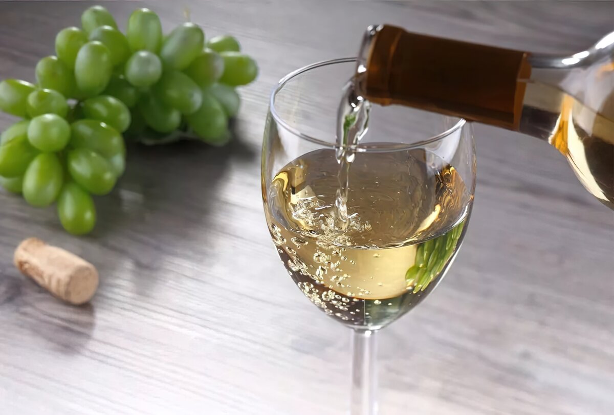 Бокал полусладкого вина. Шардоне виноград. Вино Шардоне белое сухое в бокале. Цинандали вино белое сухое. Chardonnay красное вино.