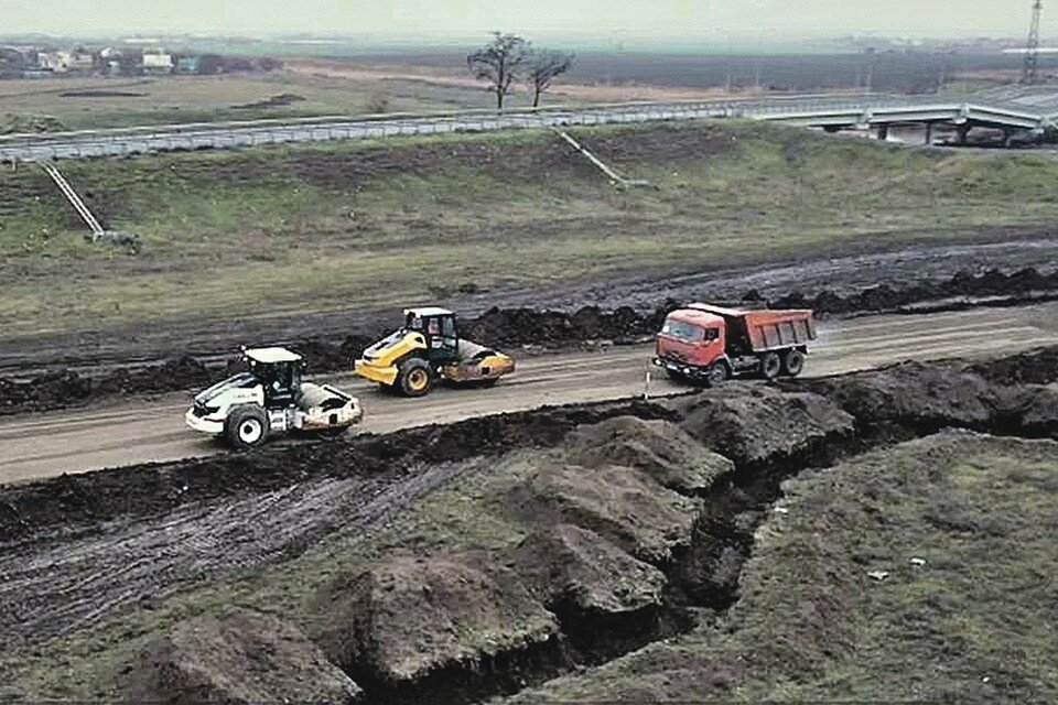     Дорожники в сжатые сроки построили объездную дорогу в районе взорванного моста. Фото: Скриншот с видео телеграм-канала Минстроя России