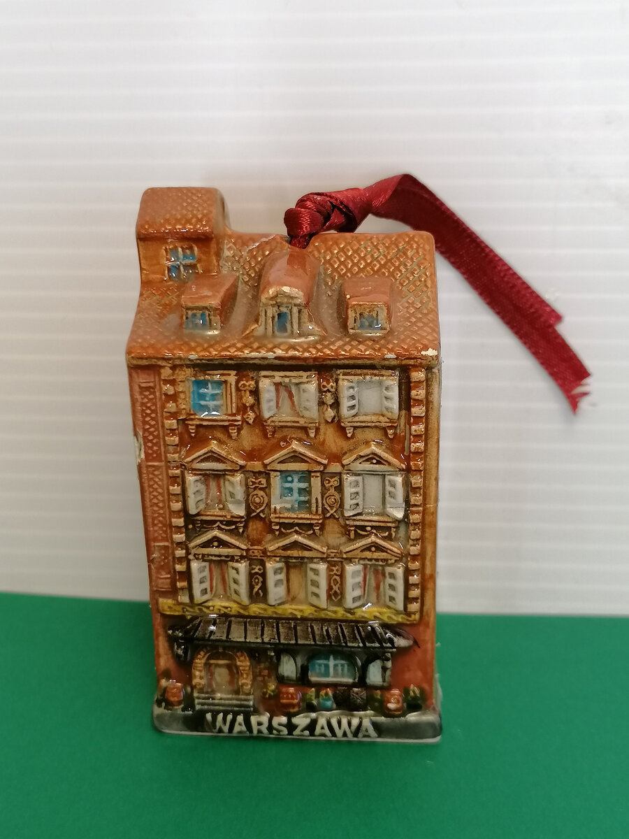 Варшава, как было в истории, была полностью разрушена, но восстановлена.