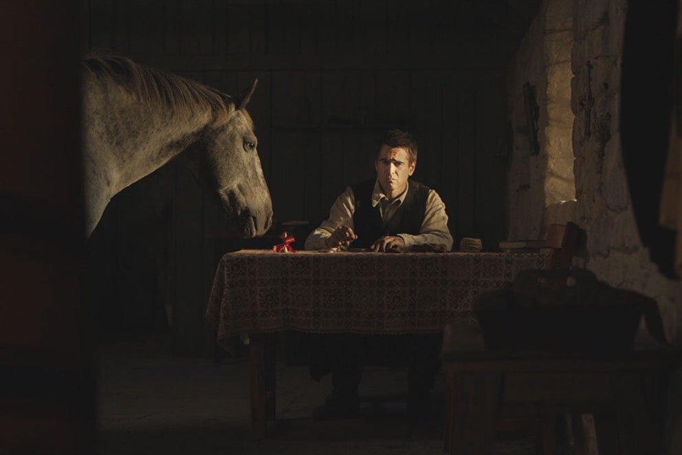 Чувствуетя глубокая печаль героя Колина Фаррелла, ведь с ним перестал общаться лучший друг.