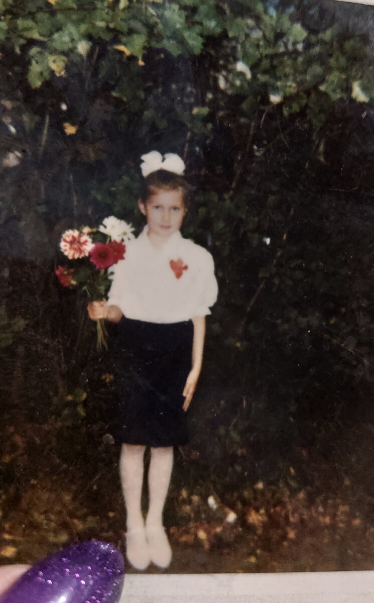 Первый класс, 95 год. Белая блузка, вязаная акриловая юбка, обувь и колготки - с выпускного в садике. Букетик со своего участка. Никаких трат, ходила, в чем было.