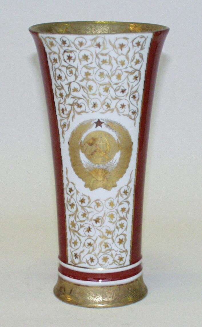 Кубок "Кубок СССР-2". ЛФЗ, 1947. Автор формы Яковлева С.Е., автор росписи Протопопова, Л.В. Роспись надглазурная монохромная, позолота, цировка. Размеры: 20,4х10,2 см. Предмет поступил в Эрмитаж в 2002. Передан в составе Музея Фарфорового завода. Инв. номер Мз-С-2521. Изображение взято из каталога Эрмитажа.
