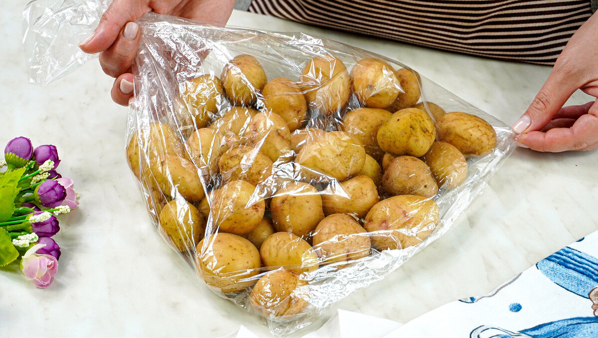 Картошка, запеченная в рукаве для запекания в духовке — ТОП рецептов