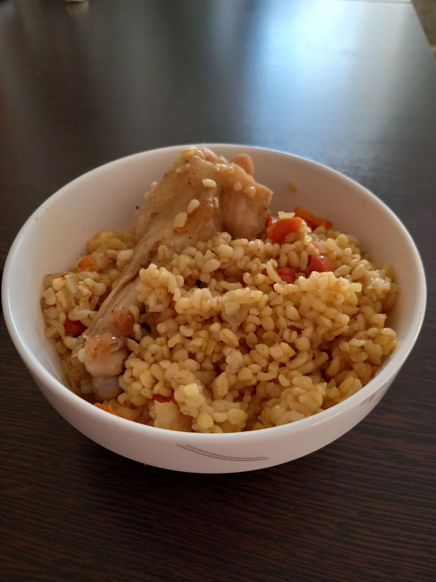 Ещё добавила салатик и кинзу и получилось очень вкусно.