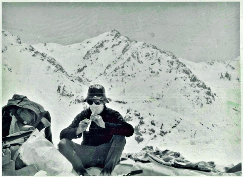 Перевал Озёрный. На привале солнце шпарит нещадно.