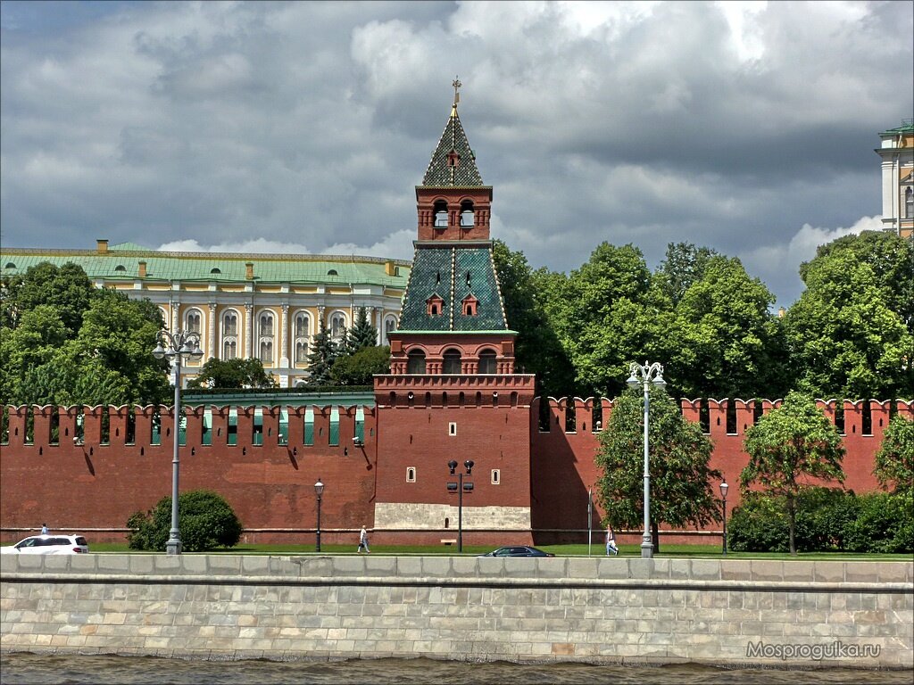 Кремль крепость в центре москвы. Благовещенская башня Московского Кремля. Тайницкая башня Московского Кремля. Боровицкие ворота Кремля Оружейная палата. Тайницкие ворота Кремля