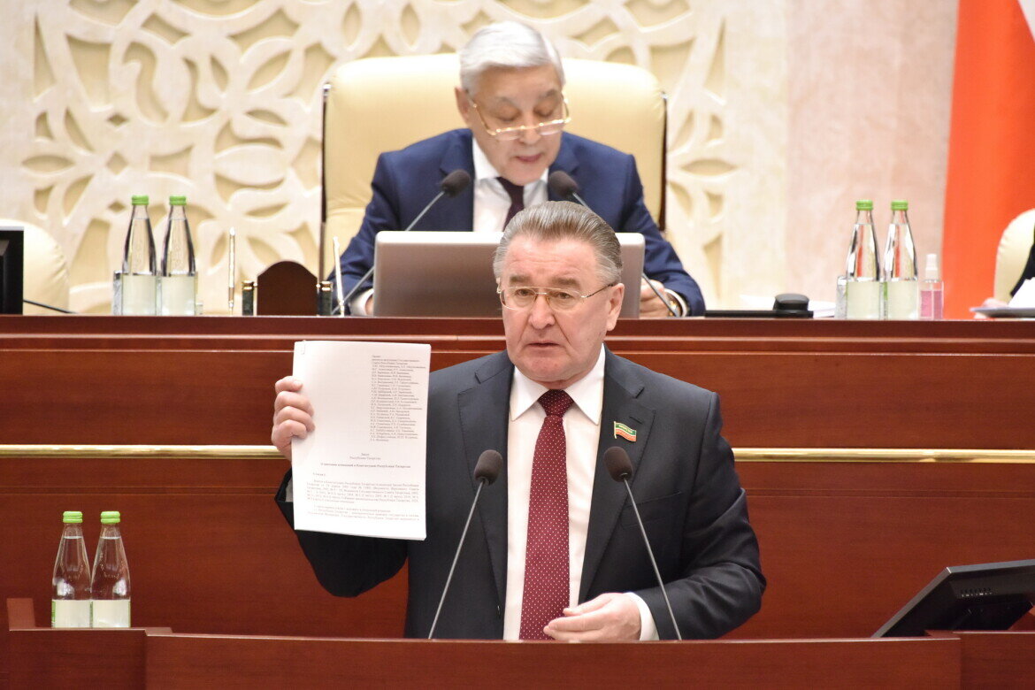 ​Альберт Хабибуллин: «Принятый в декабре 2022 года закон РТ о внесении изменений в Конституцию республики позволил нам продолжить работу по комплексному решению всех противоречий». Фото: gossov.tatarstan.ru