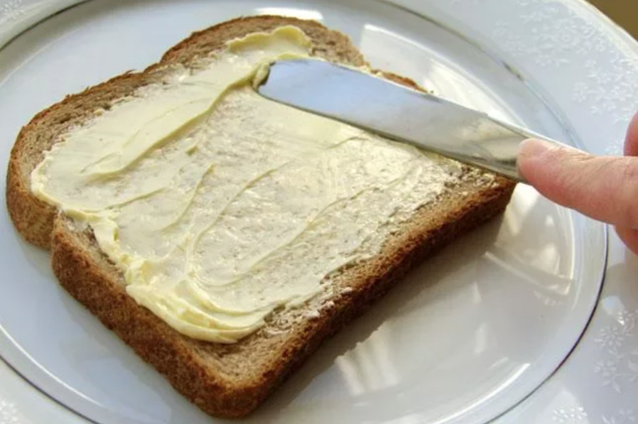 Бутерброд с маслом. Хлеб с маслом. Бутерброд со сливочным маслом. Бутерброд хлеб с маслом. Хлеб с маслом грамм