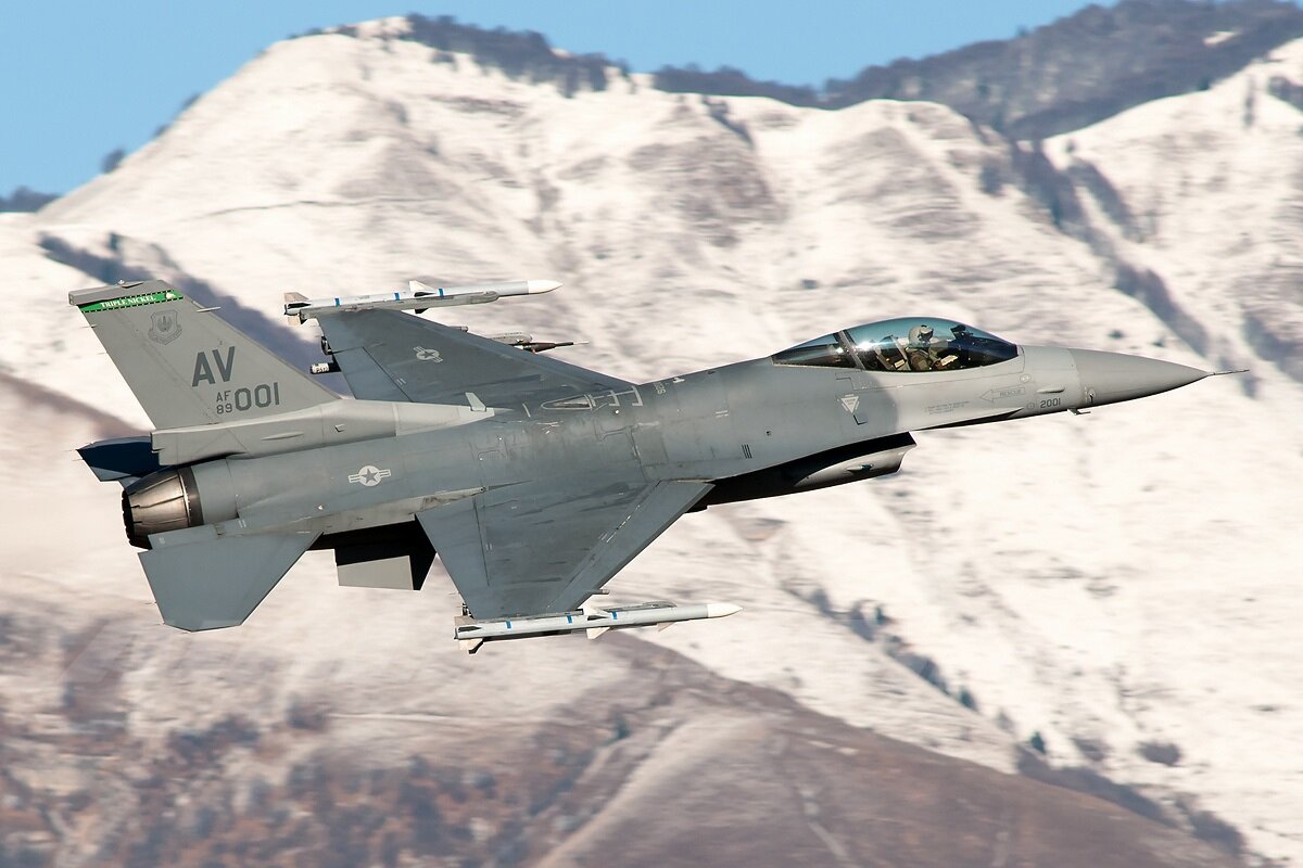 Сша 16. Самолет истребитель f16. Ф 16 истребитель. F-16 самолет. General Dynamics f-16cg Fighting Falcon.