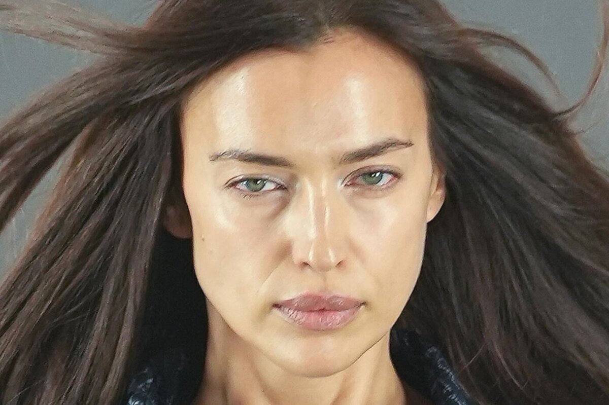     Звезда в оригинальном мини: Ирина Шейк появилась на подиуме в Париже