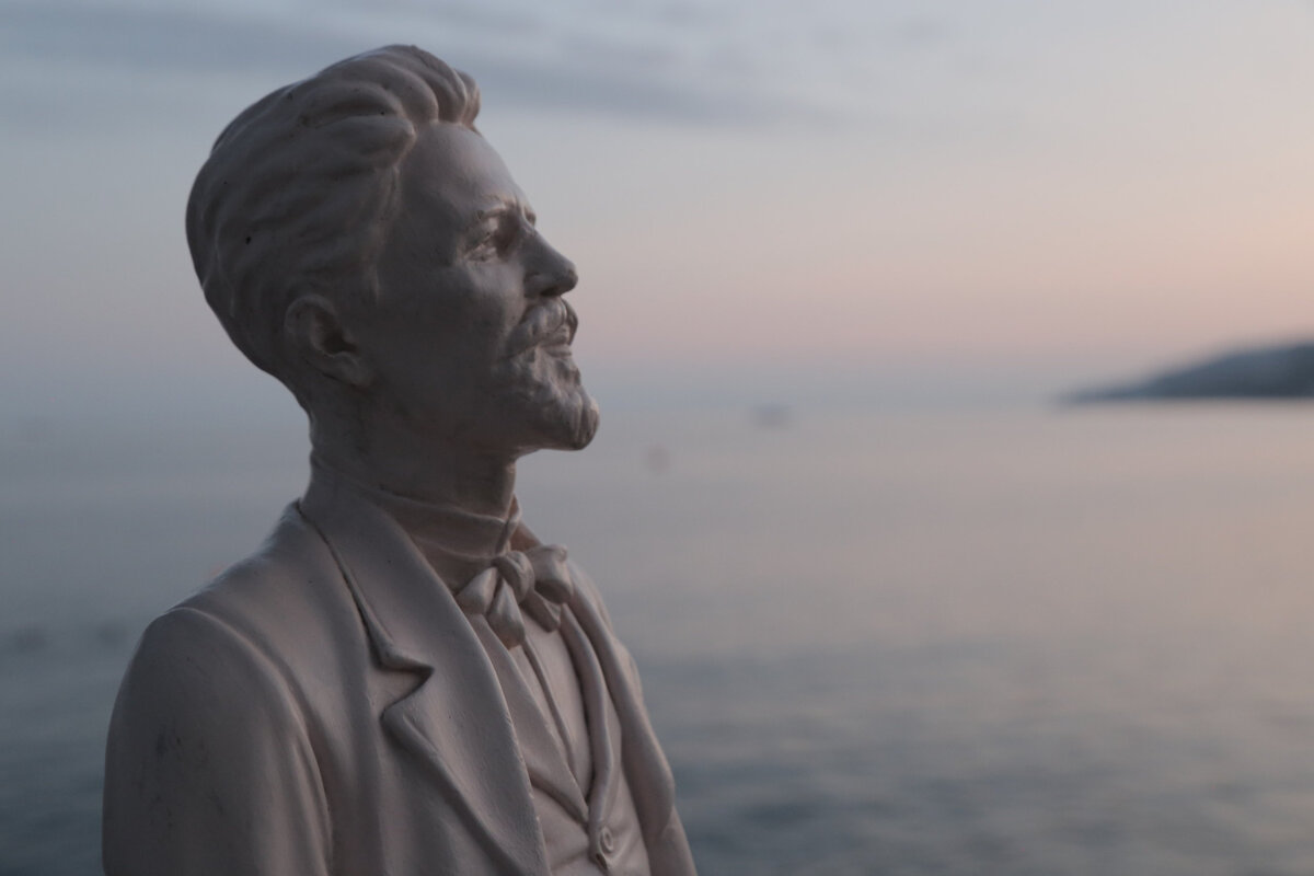 Бюст Антона Чехова // Фото со страницы проекта арт-пикник «Люди моря» в ВКонтакте