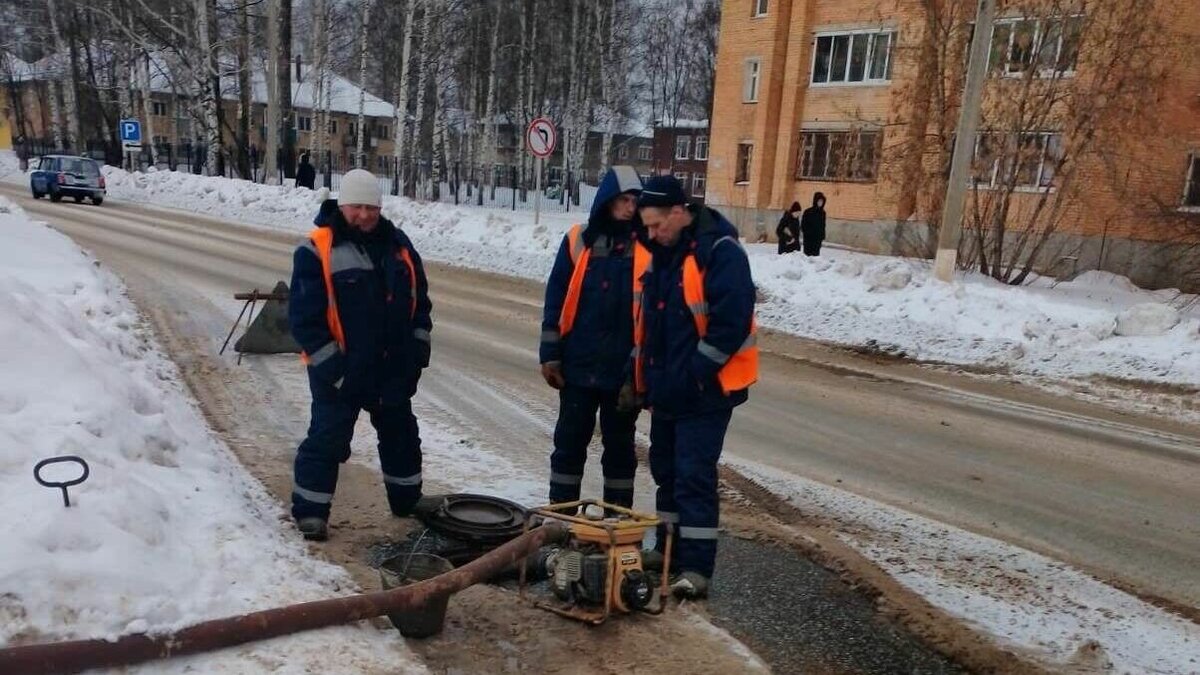     В Глазове в районе железнодорожного вокзала произошло повреждение сетей холодного водоснабжения.