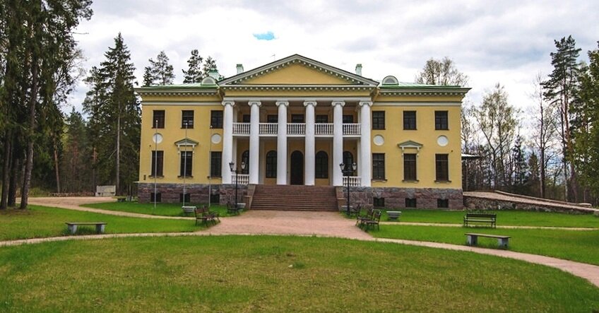 В усадьбе можно посетить тематические экскурсии, принять участие в интерактивных программах, стать участниками театральных представлений.  Эта усадьба - маленький мир, где нет ни шума машин, ни людской суеты. Здесь можно пожить в дворянском доме, прогуляться по яблоневому саду, совершить конные и велопрогулки и насладиться живописными пейзажами реки Шелони.
Зимой жизнь не затихает, можно прокатиться на снегоходах, лыжах, покататься с горок на ватрушках.
