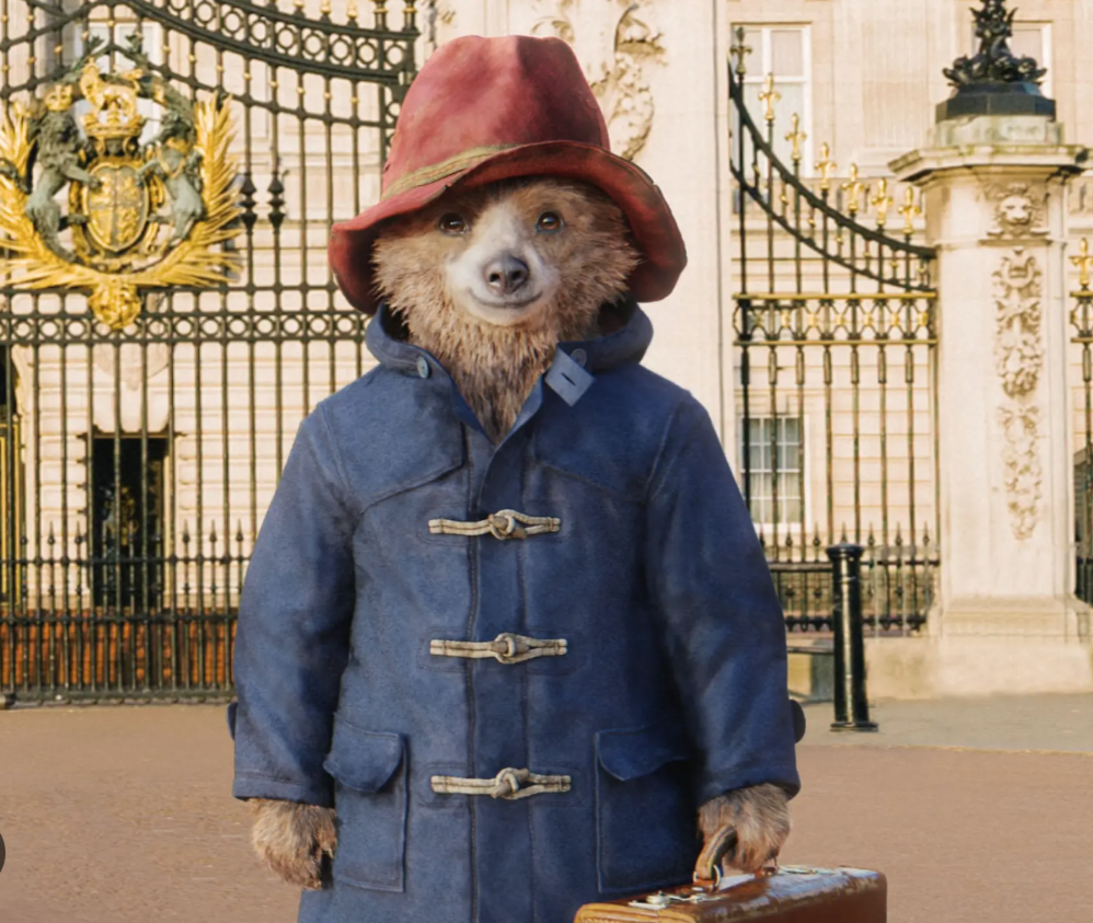 Мишка Паддингтон носит традиционное английское пальто дафл. Скриншот из открытого источника. 