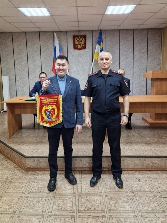     Фото: пресс-служба МВД по Бурятии. Начальник УУР МВД по Республике Бурятия полковник полиции Дмитрий Тугаринов и начальник отдела уголовного розыска ОМВД России по Иволгинскому району майор полиции Тимур Чимитов.