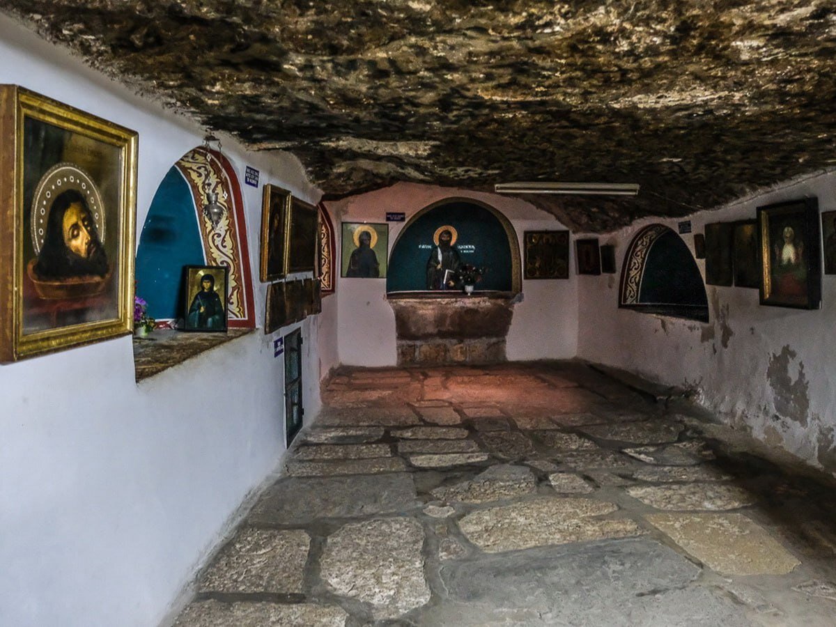 Православный греческий монастырь Феодосия Великого. Находится в 11 км к востоку от Вифлеема на месте пещеры, в  которой,  по  Преданию,  останавливались волхвы после поклонения Младенцу Иисусу Христу. Именно на этом месте находился монастырь, в котором подвизалась прп. Мария. Здесь, в пещере, находится ее гробница