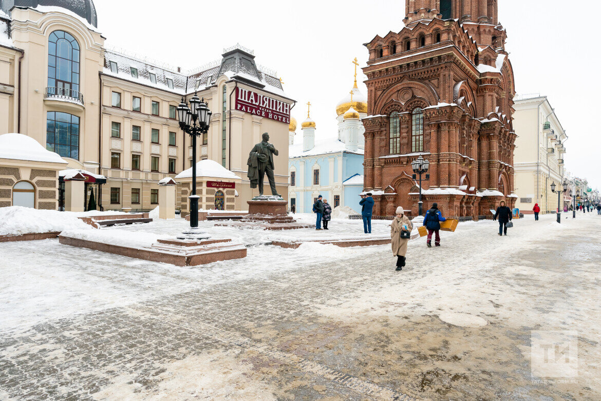 ​Шаляпинский маршрут начинается на улице Баумана, где расположен знаменитый памятник Шаляпину. Фото: © Салават Камалетдинов / «Татар-информ»