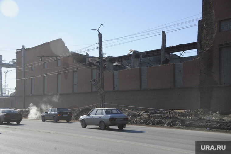    Стена одного из заводов разрушилась