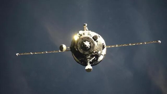 Рисунок №1. Страница самообразования. Грузовой корабль "Прогресс МС-15". Архивное фото. Сведение "Прогресса МС-21" с неисправной системой терморегулирования с орбиты отложили. "Прогресс МС-21" находится в составе МКС с 28 октября 2022 года. Он привез на станцию более 2,5 тонны грузов: топливо, воду, азот атмосферы, аппаратуру, одежду и еду, оборудование для экспериментов. Он стал уже вторым кораблем, который за неполные два месяца лишился своей системы терморегулирования. Сначала это произошло с пилотируемым "Союзом МС-22" 15 декабря 2022 года. Тогда причиной назвали попадание микрометеорита. "После отстыковки от модуля "Поиск" Международной космической станции была проведена съемка внешней поверхности грузового корабля "Прогресс МС-21". Визуальных повреждений не обнаружено". Рассматривается вариант стыковки корабля к российскому узловому модулю "Причал" для дальнейшего выяснения причины разгерметизации системы терморегулирования корабля или сведение его с орбиты. По данным РИА НОВОСТИ от 18 февраля 2023 года. 