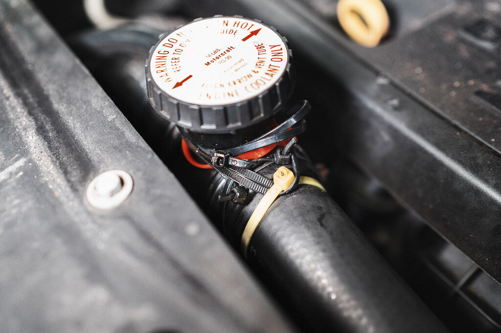 Патрубок радиатора Додж Калибр держится на честном слове