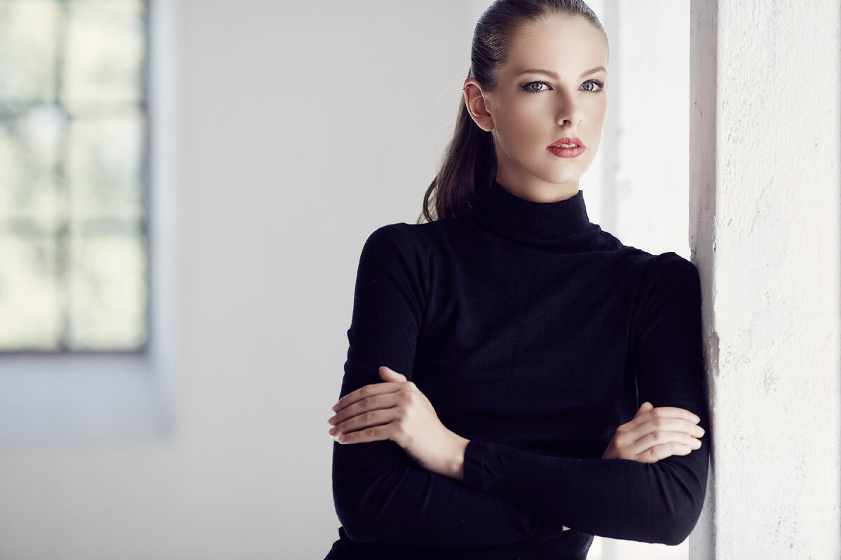 <a href="https://ru.freepik.com/free-photo/portrait-of-young-brunette-woman-in-black-sweater-with-crossed-arms-on-chest_24402518.htm#query=%D1%8D%D1%84%D1%84%D0%B5%D0%BA%D1%82%D0%BD%D0%B0%D1%8F%20%D0%B4%D0%B5%D0%B2%D1%83%D1%88%D0%BA%D0%B0&position=30&from_view=search&track=ais">Изображение от fxquadro</a> на Freepik