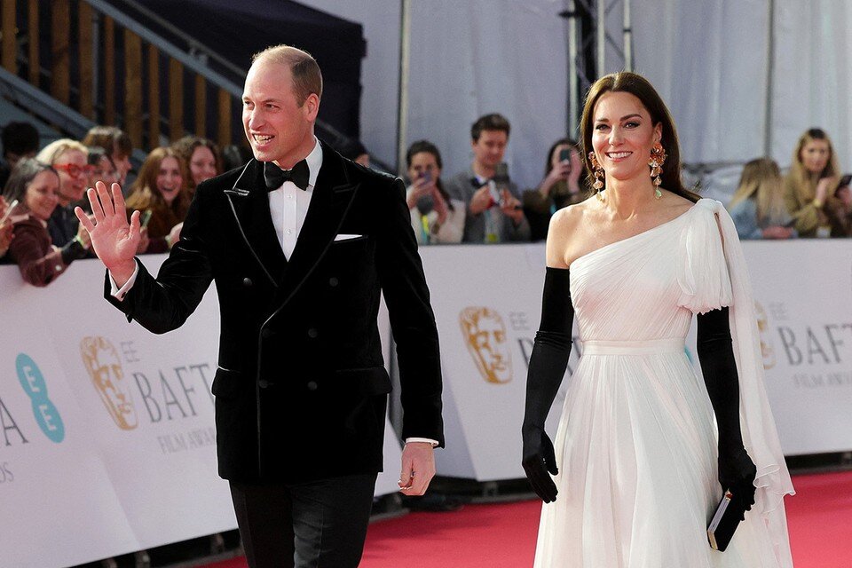     Принц Уильям с женой Кейт на церемонии вручения наград BAFTA.  REUTERS