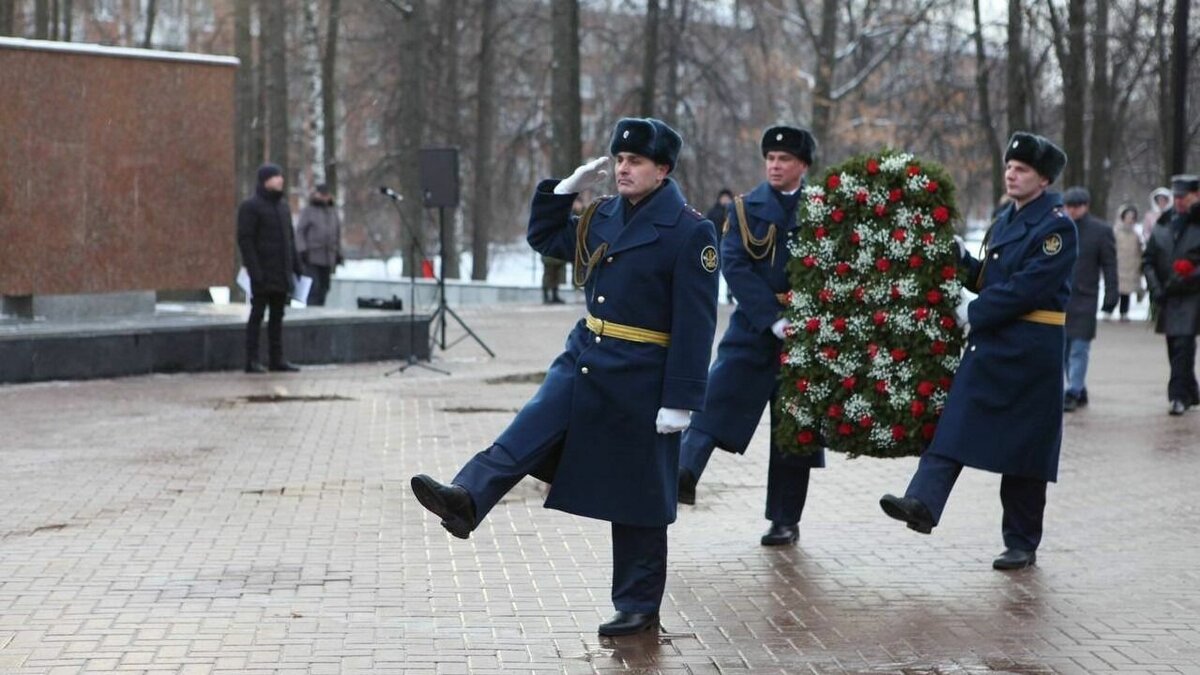     В День защитника Отечества в Ижевске состоялась церемония возложения цветов к Монументу боевой и трудовой славы.