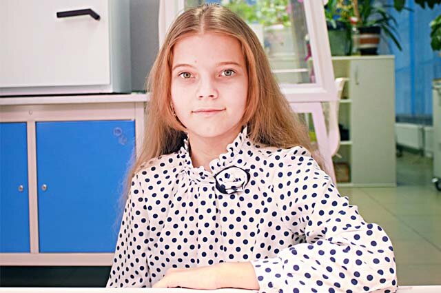    Ученица школы № 93 Перми Виктория Позверг обратила внимание, что на остановках нарисованы граффити и расклеены объявления. Фото:  АиФ/ Татьяна Шкляева