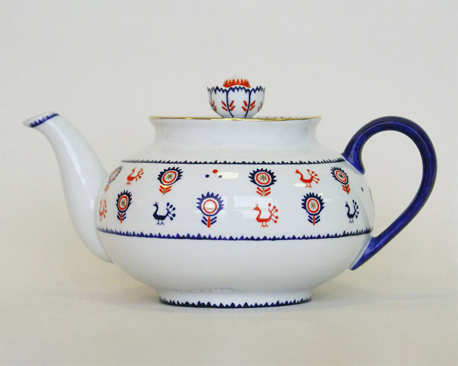 Чайник из сервиза «По русским мотивам». 1949 г., ЛФЗ. Автор формы Серафима Евгеньевна Яковлева. Автор росписи Нина Михайловна Вольпе 