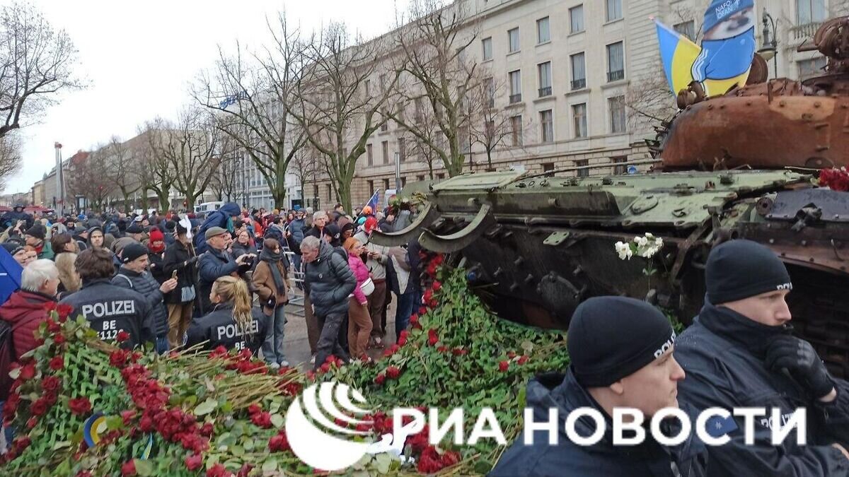    Установленный проукраинскими активистами перед посольством РФ в Берлине танк покрыли сотнями цветов © РИА Новости