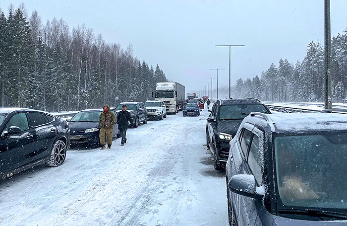    Автомобили в пробке из-за массового ДТП из 32 машин на федеральной трассе М11.Виктор Васильев/ТАСС