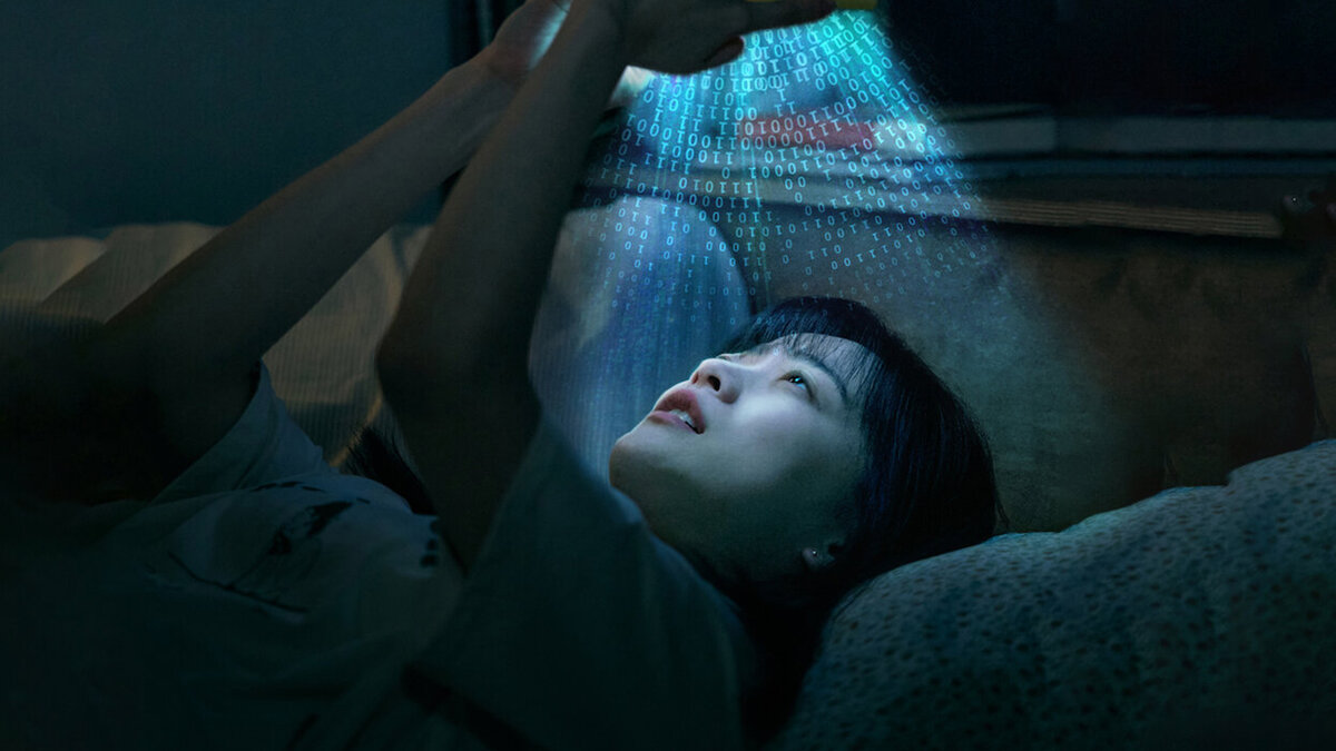 Этот южнокорейский триллер, вышедший с легкой подачи Нетфликс, напоминает зрителю, насколько хрупка безопасность в сети и ненадёжны наши девайсы.
