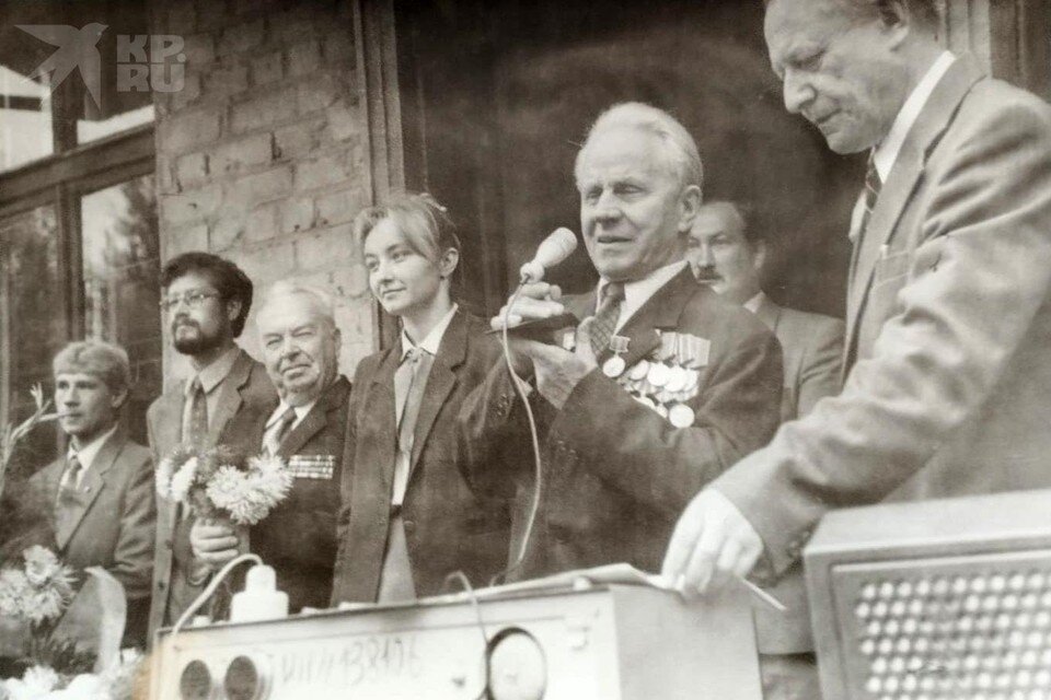     Юлия Костикова: Я очень горжусь и с трепетом вспоминаю годы работы старшей пионерской вожатой в той самой школе, в которой сейчас работаю директором.