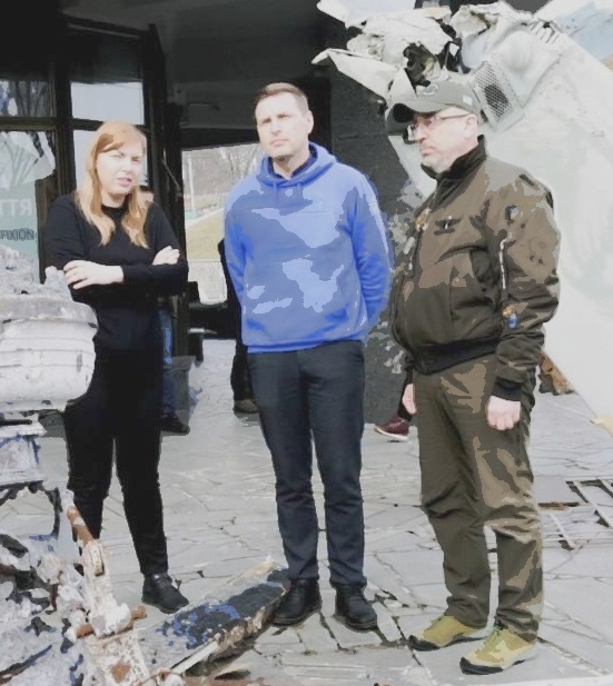 Эстонский гость радуется счастью соседей.