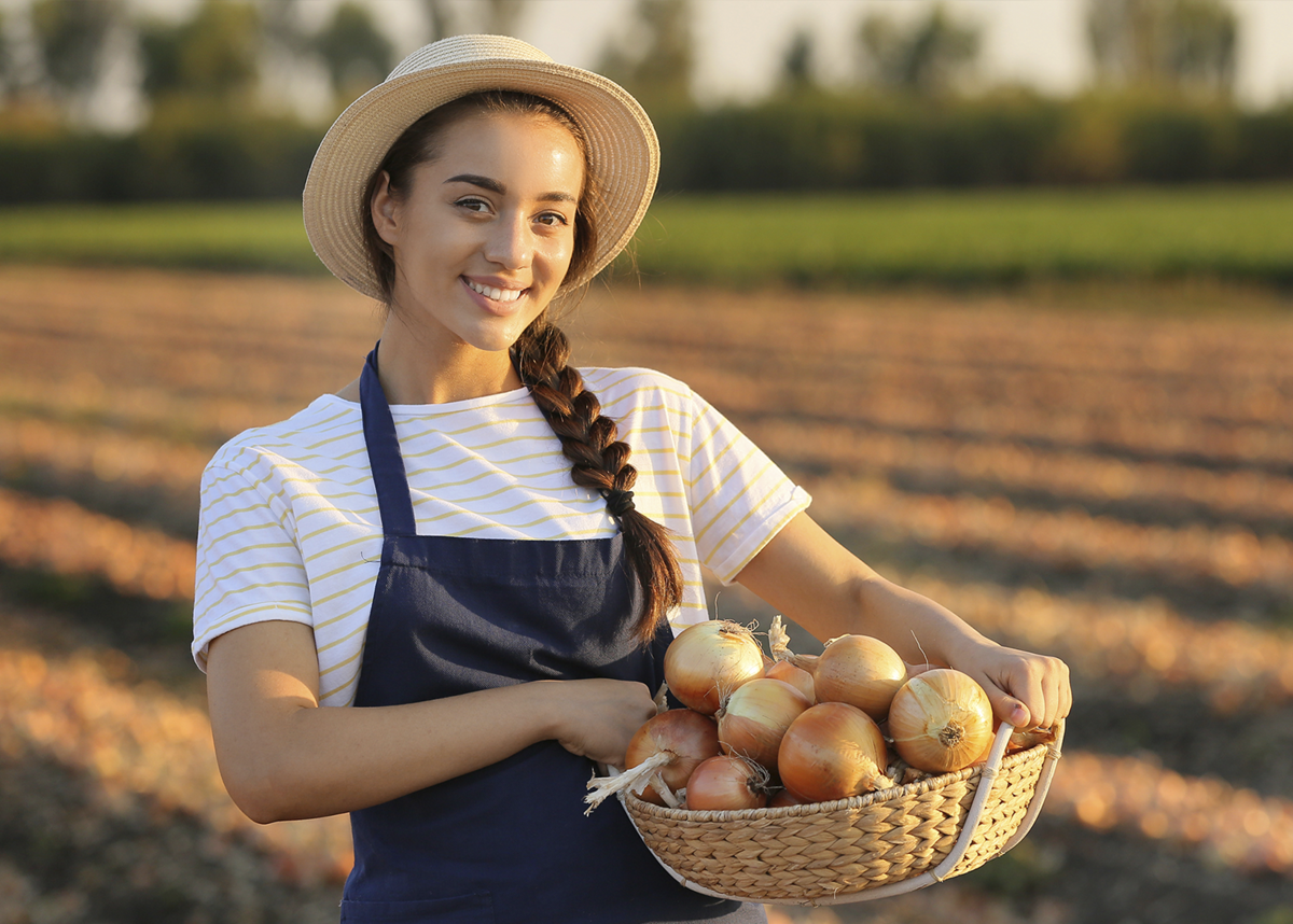 Female farmer. Женщина урожай лука. Фермер женщина. Красивые девушки фермеры. Женщина с урожаем.