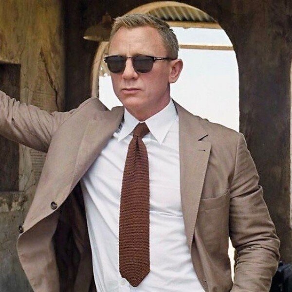 Классический образ агента 007. Светлый костюм, галстук и очки на тон темнее. Фото с сайта https://ru.pinterest.com/