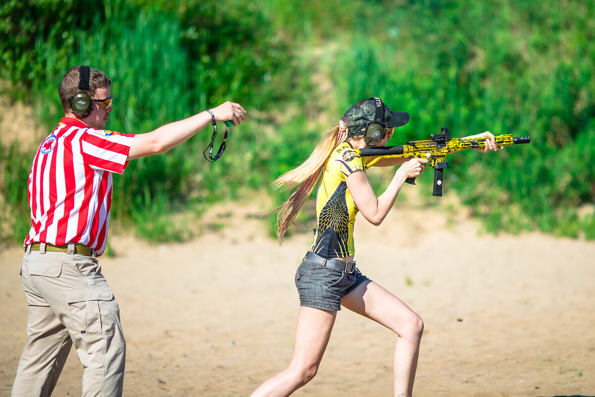 Судья сопровождают стрелка на протяжении всего упражнения