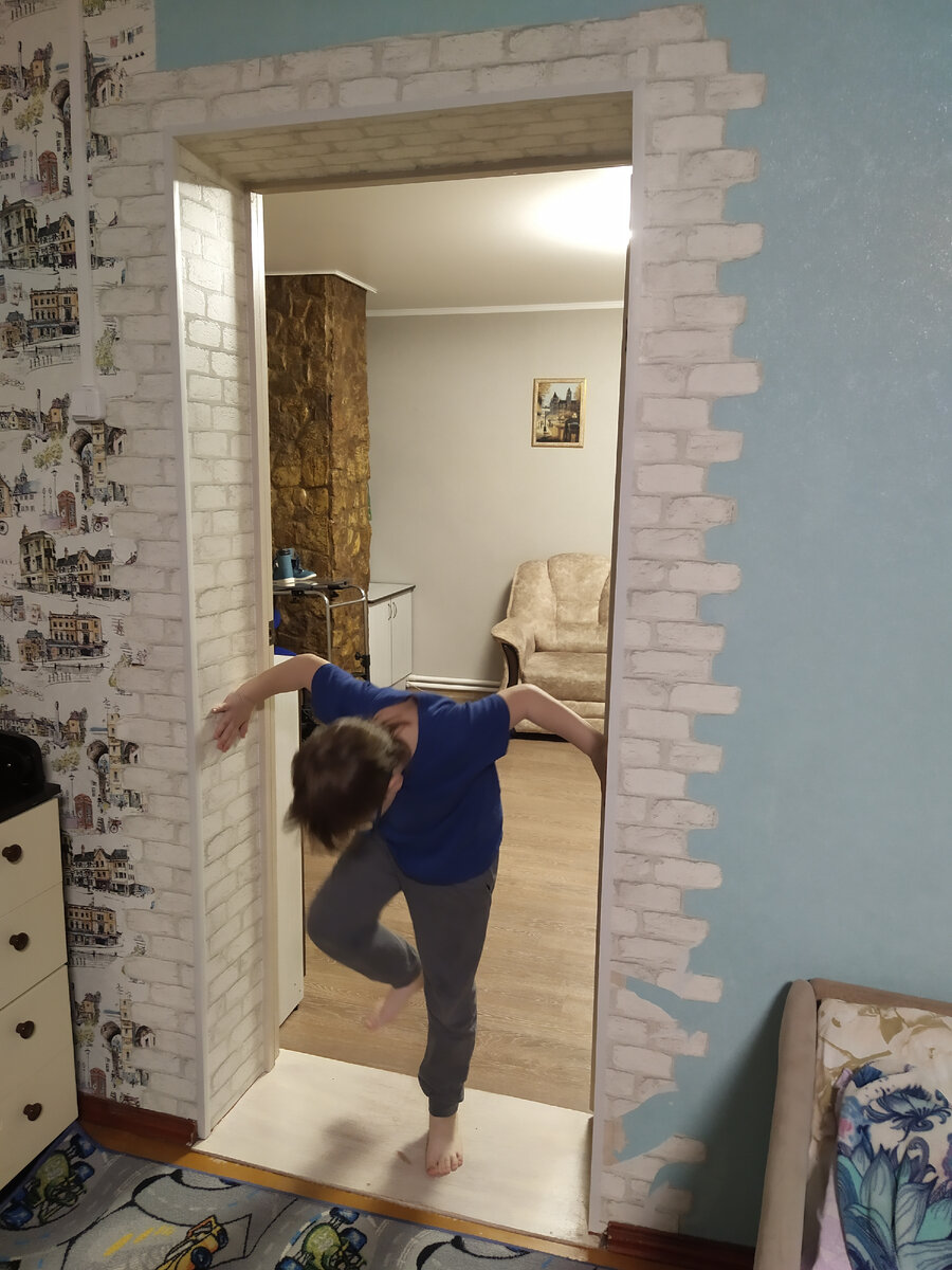 Стëпа. Пытается, как мартышка, в распорку встать в проёме