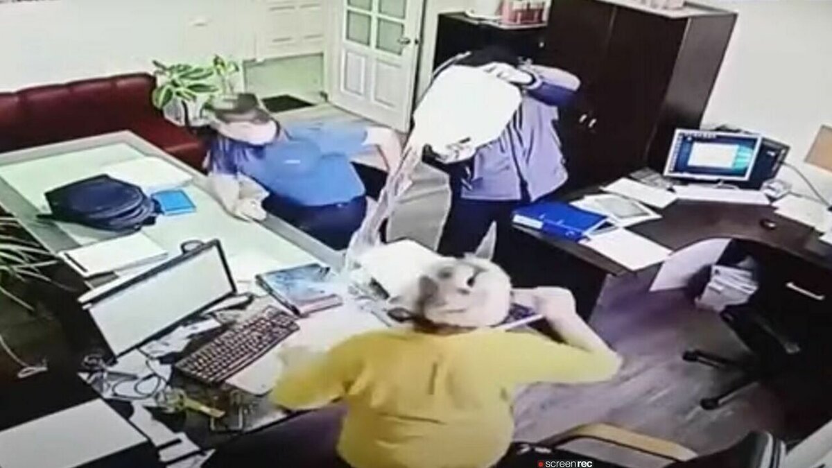     Клиента не устроила сумма компенсации, назначенная судом. Он ворвался в офис компании по оценке недвижимости и потребовал вернуть ему средства за судебные издержки.