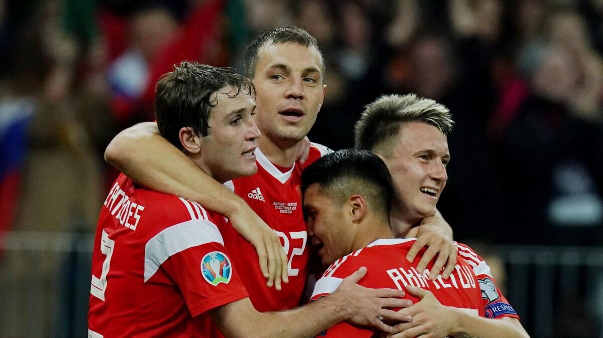    Футболисты сборной России Марио Фернандес, Артем Дзюба, Ильзат Ахметов и Александр Головин© РИА Новости / Владимир Песня