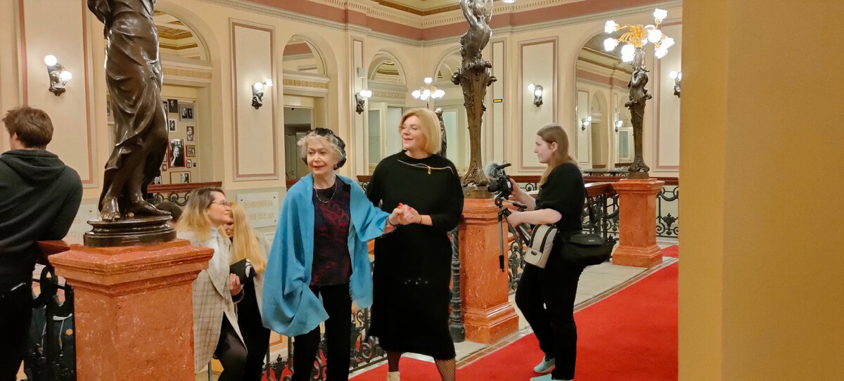 Светлана Владимировна Немоляева поднимается по лестнице БДТ